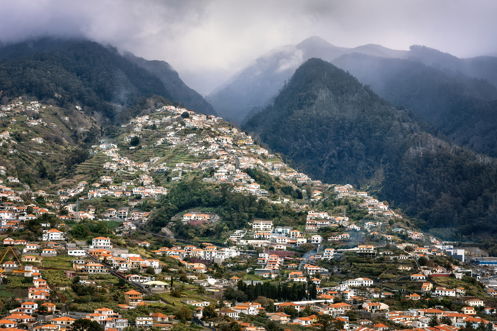 A települések a hegyoldalakra kapaszkodnak fel Madeirában